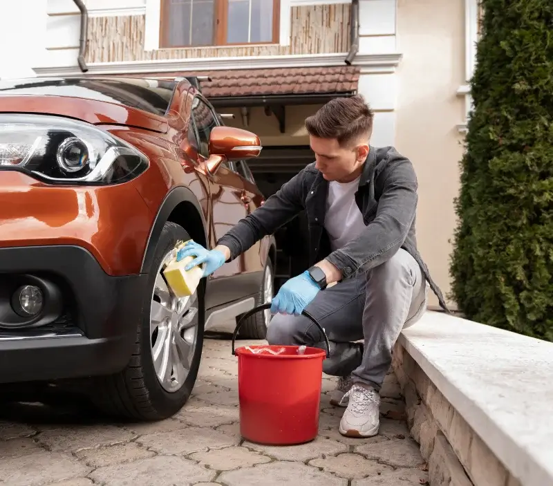 Lavage auto à domicile Saint-Alban-de-Roche : professionnel intervenant sur un véhicule